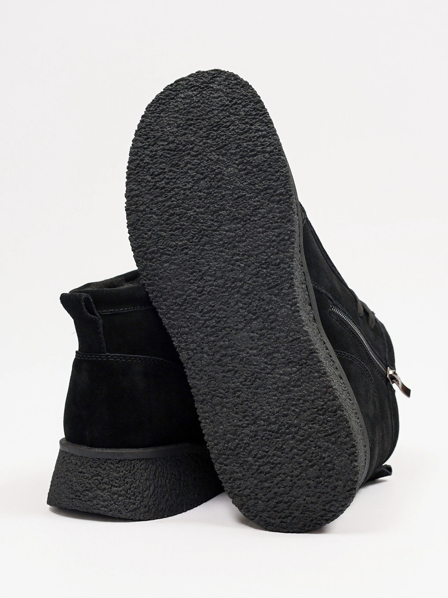 Ботинки черного цвета из натуральной замшы на средней платформе